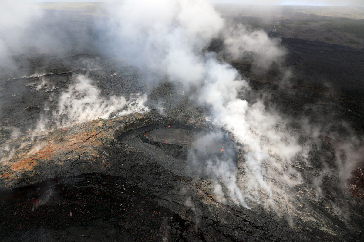 Click to enlarge USGS: Lava within the west pit at Pu‘u ‘Ō‘ō has continued to rise since HVO’s previous overflight (March 27) and has formed a perched lava pond (center) contained within a levee.