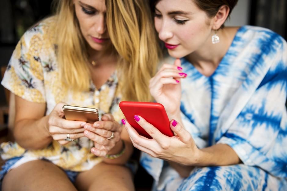 Click to enlarge smartphone ladies