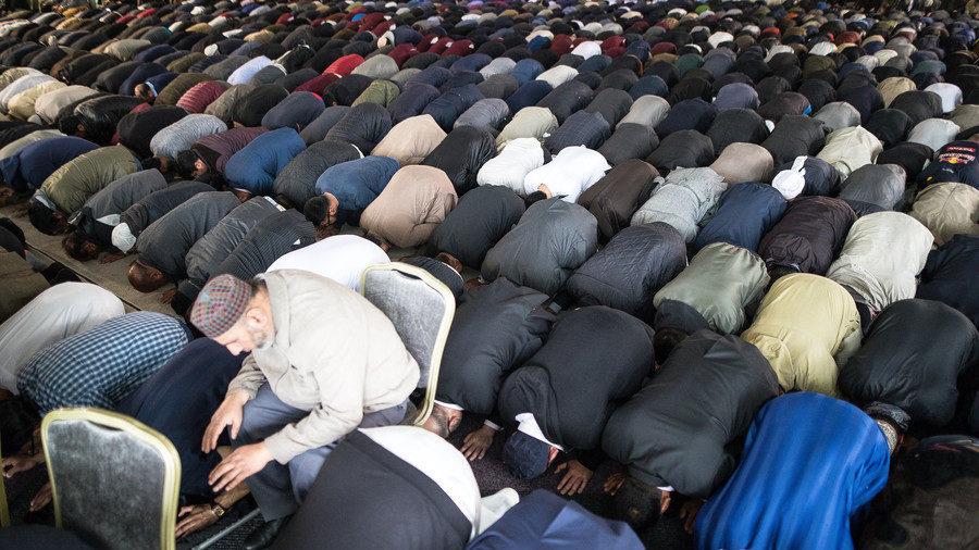 muslims praying