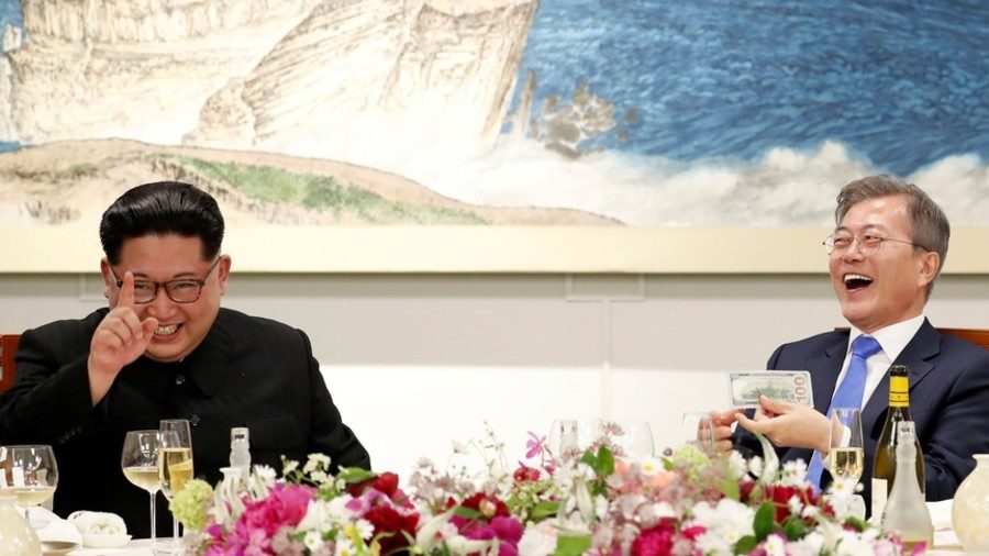 Click to enlarge South Korean President Moon Jae-in and North Korean leader Kim Jong Un