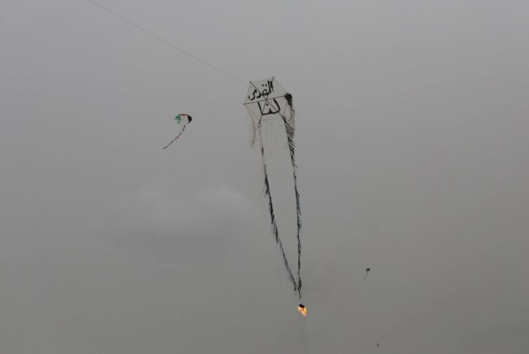 Click to enlarge burning kite gaza protest march of return