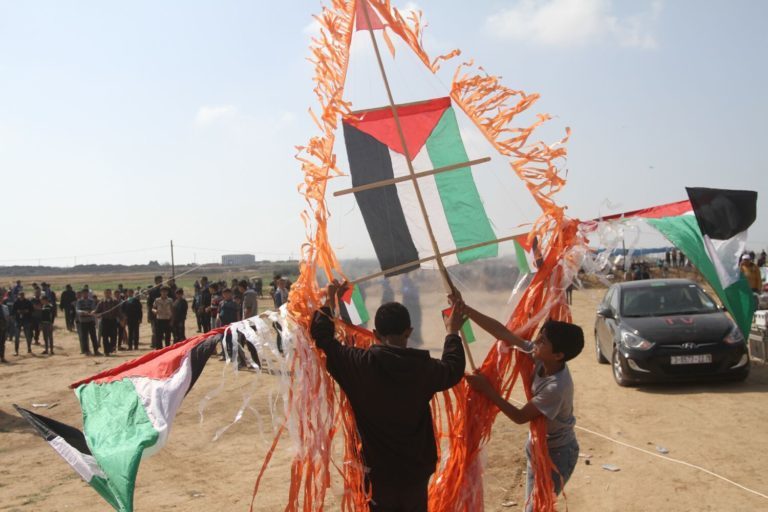 Click to enlarge gaza kite protest march of return land day