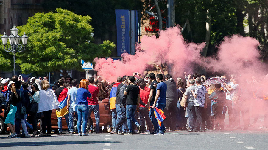 Click to enlarge Armenian anti-government protesters