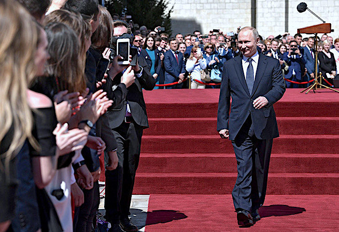 Click to enlarge Putin red carpet