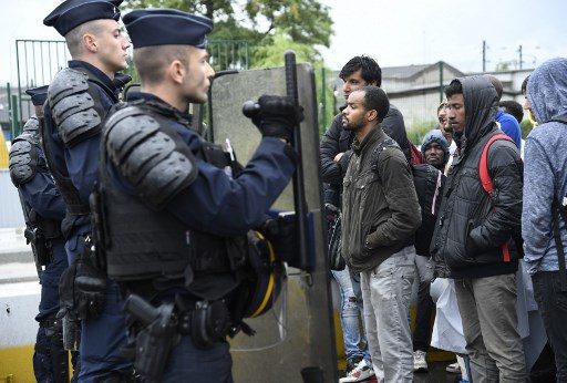 Click to enlarge france gendarme refugee migrant
