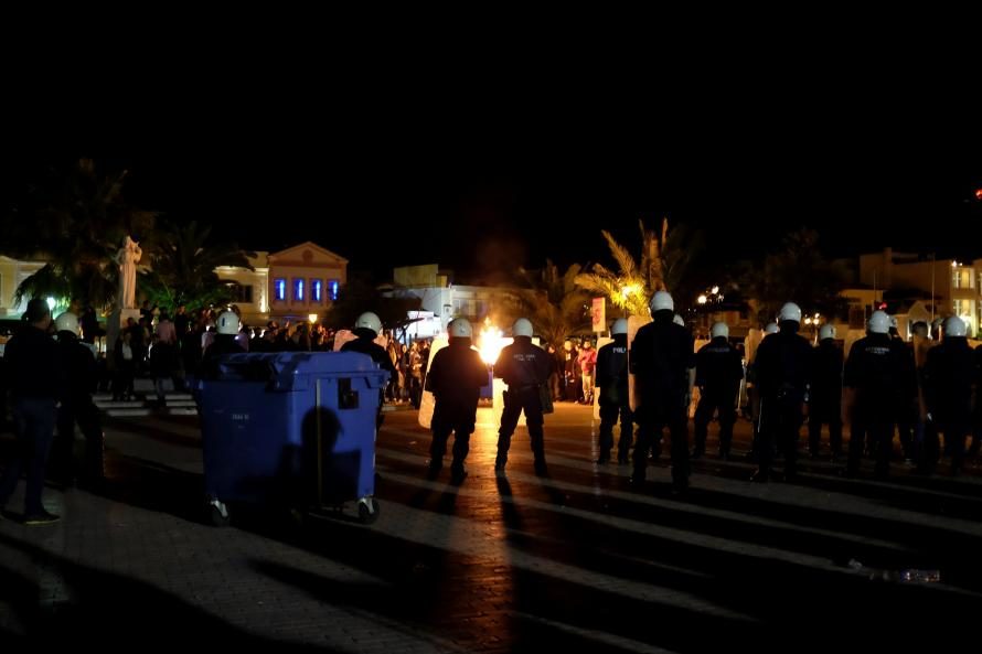 Click to enlarge greece protest migrants