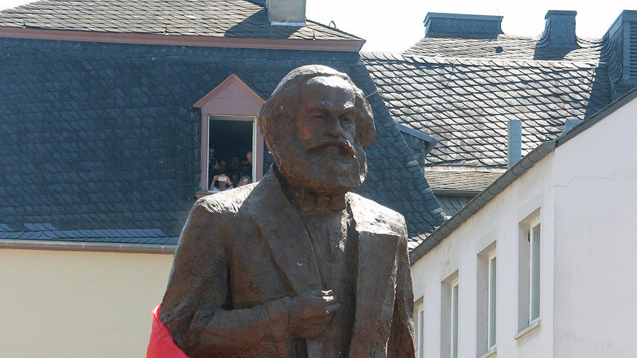karl marx statue
