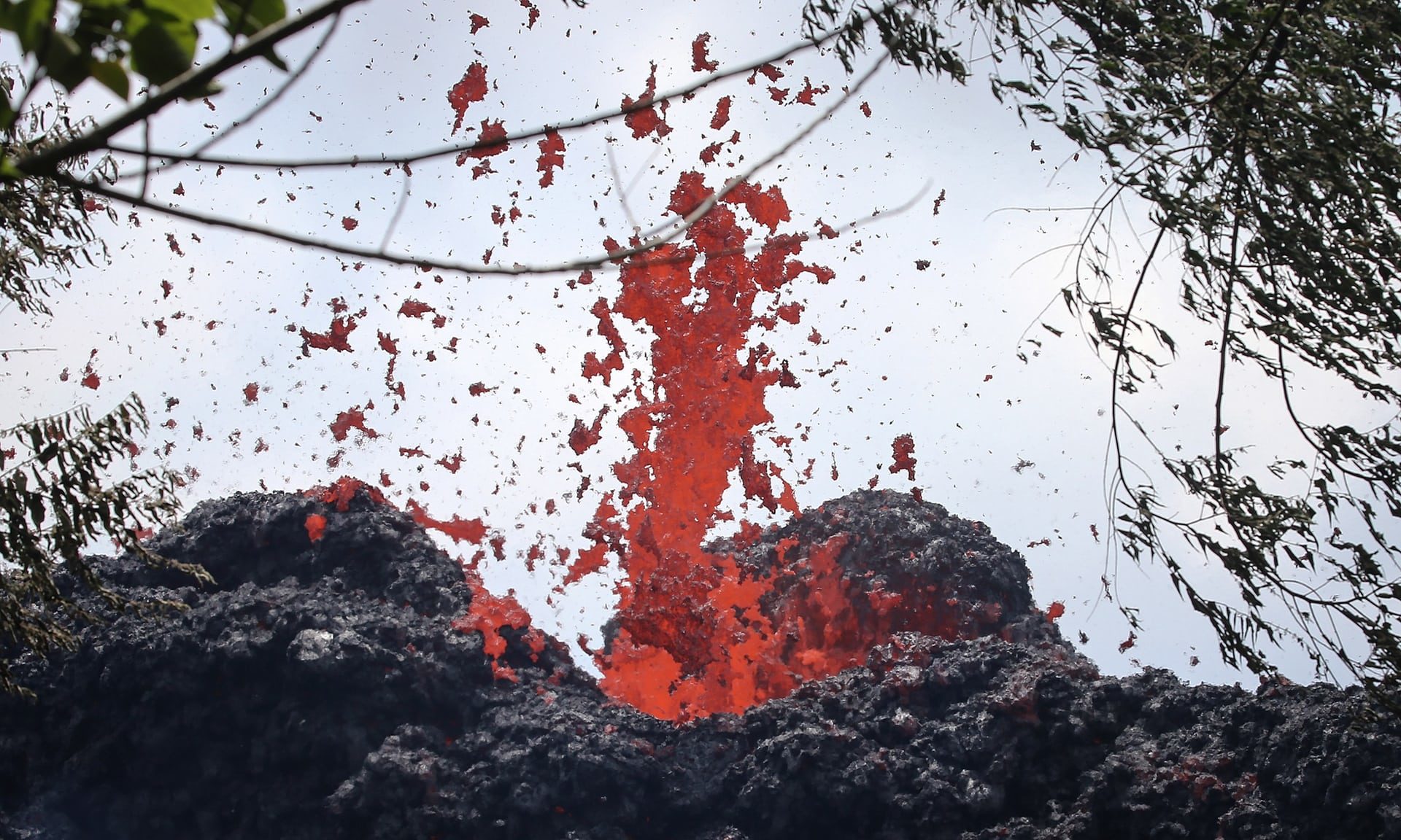lava fissure erupts on Hawaii’s Big Island