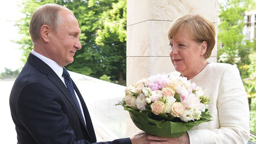 Click to enlarge putin merkel flowers