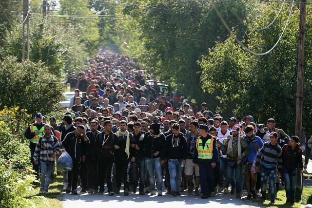 Migrants move toward Bosnia