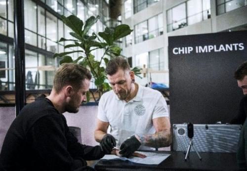 Click to enlarge microchip 3