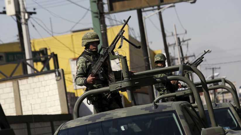 Click to enlarge Soldados montan guardia en el penal de Topo Chico en Monterrey, Mexico, el 11 de febrero de 2016.