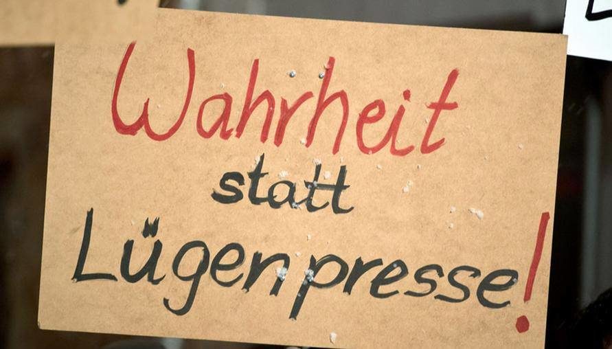 Warheit statt Lügenpresse Truth instead Lying Media German