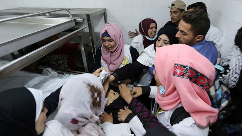 Click to enlarge Colegas de la enfermera palestina Razan Ashraf Najjar junto a su cuerpo en la morgue de un hospital en el sur de la Franja de Gaza.