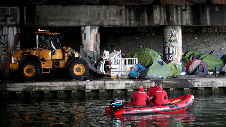 migrant camp paris