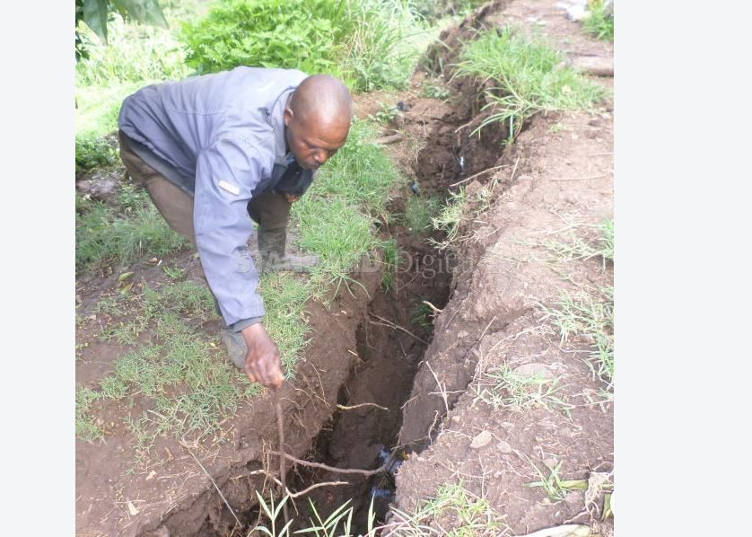 Click to enlarge Kenya earth cracks