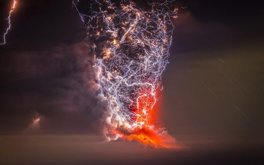 Click to enlarge Lightning strikes volcano
