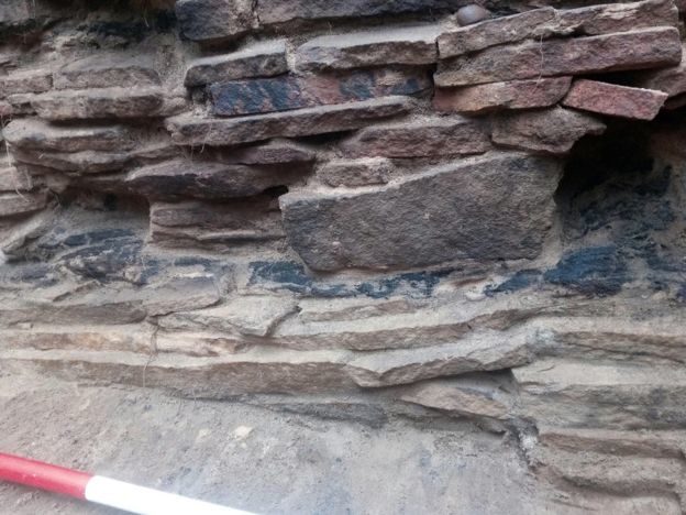 Archeologists found charred oak planks in the wall of the fort