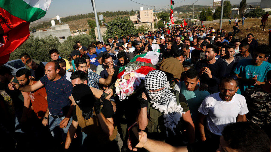 Mourners carry the body of Palestinian Izz ad-Din Tamimi