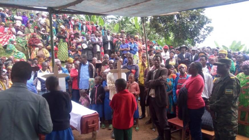 Click to enlarge Residents and local authorities at the burrial of lightning victims on Wed at Ruhinga Kivuruga Sector in Gakenke District.