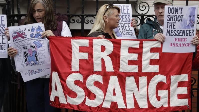 Click to enlarge assange supporters london