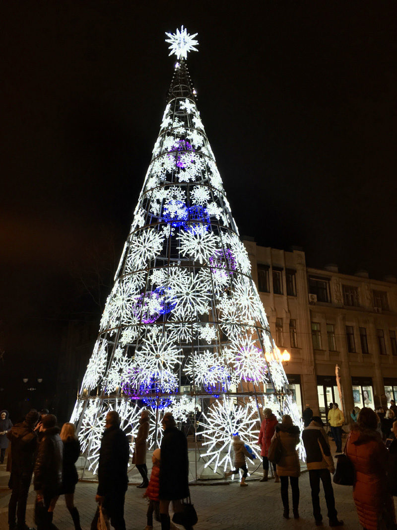 Click to enlarge LED light sculptures installed as Christmas decorations in Simferopol