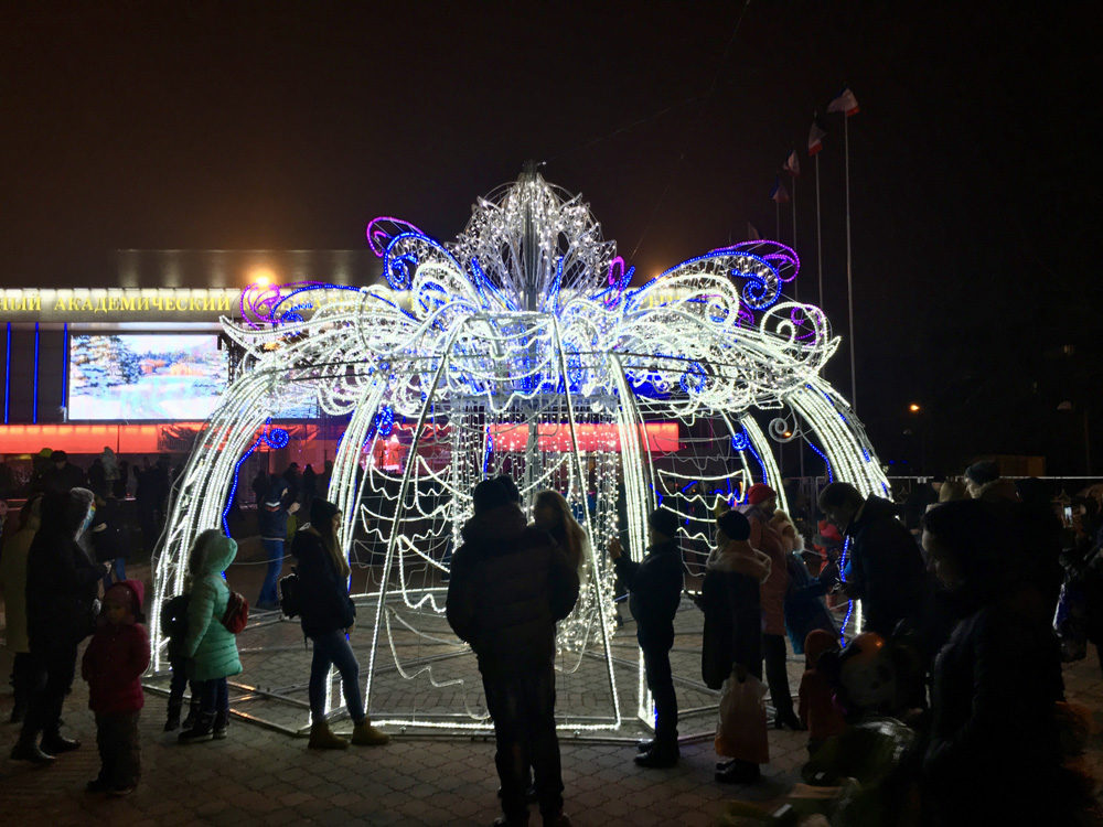 LED light sculptures installed as Christmas decorations in Simferopol