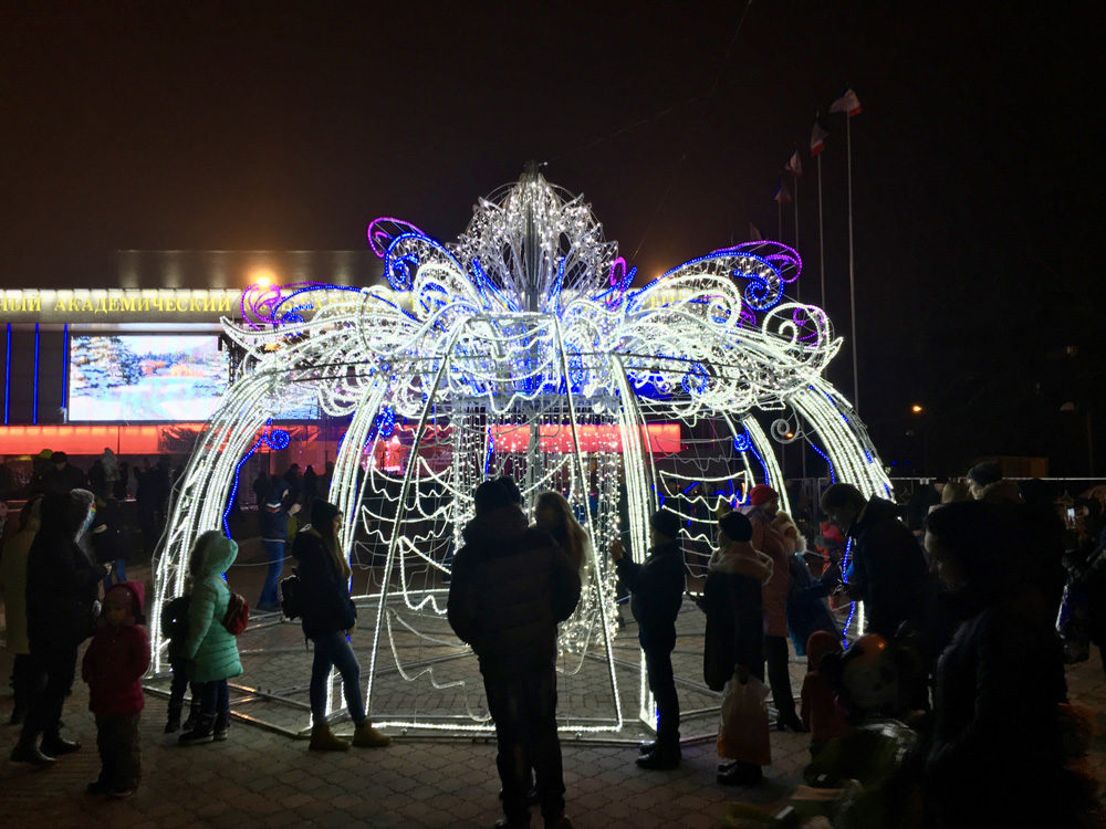 Click to enlarge LED light sculptures installed as Christmas decorations in Simferopol