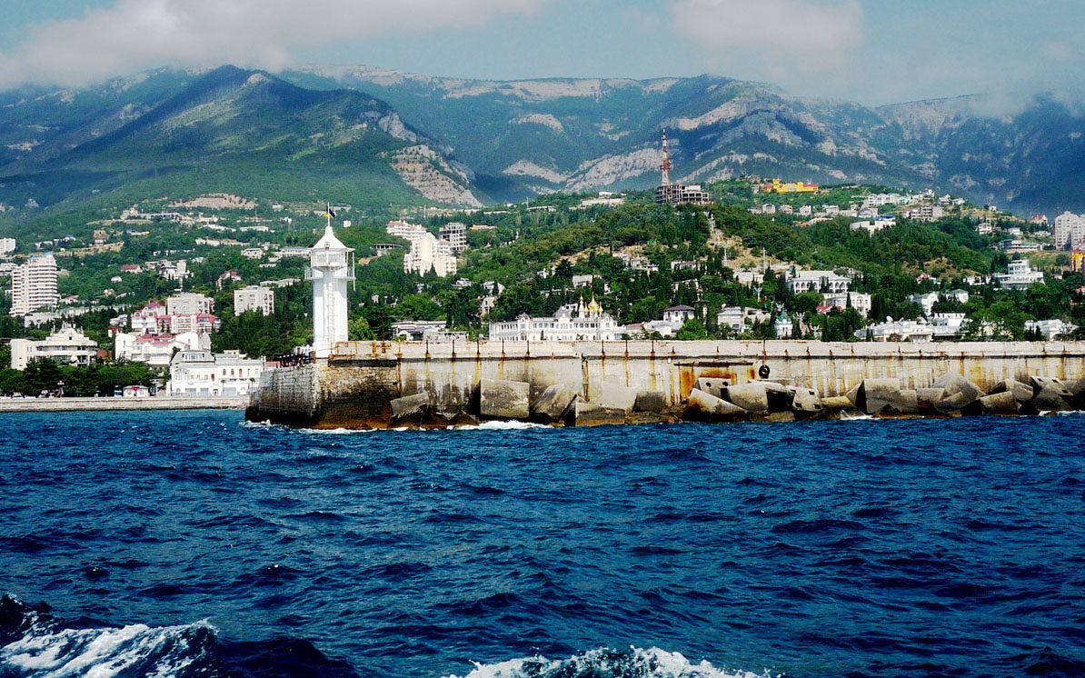 Click to enlarge Yalta’s locale, on the Crimean Black Sea coastline, is extraordinary