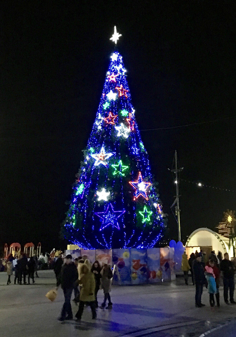 Click to enlarge Christmas light sculptures at Lenin Square (pretty much every Russian city has one!), Yalta