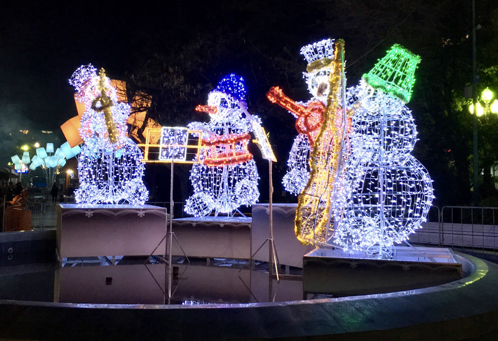 Click to enlarge Christmas light sculptures, Lenin Square, Yalta