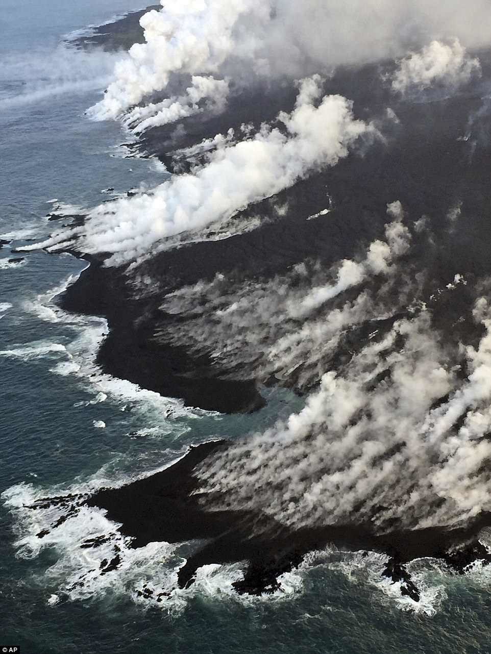 Click to enlarge Hawaii volcano eruption- lava flow into pacific
