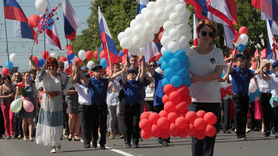 crimeans wave Russian flags