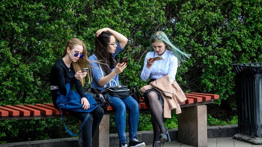 texting girls