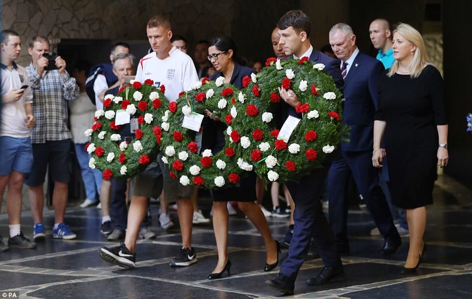 Click to enlarge england fans russia