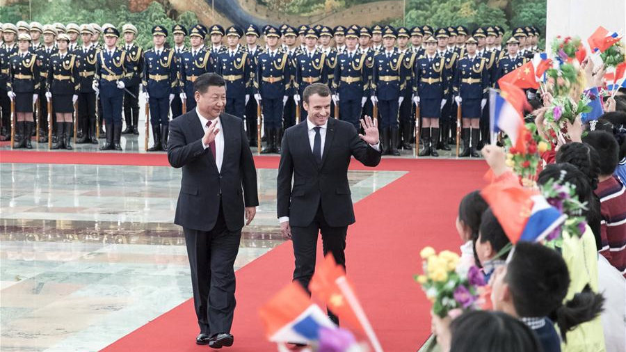Chinese President Xi Jinping (L) holds a welcome ceremony for visiting French President Emmanuel Macron