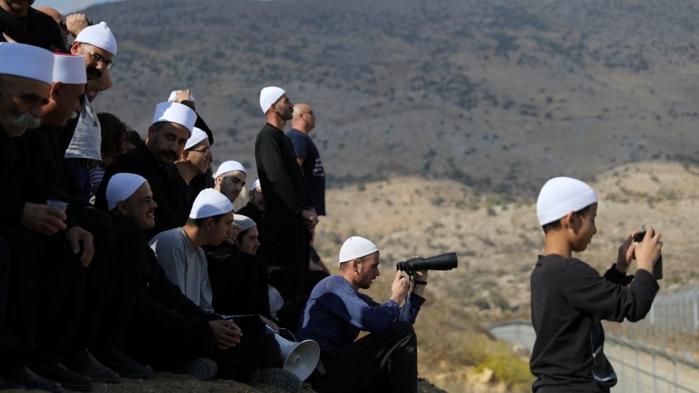 Click to enlarge Druze gather to contact their relatives on the Syrian side