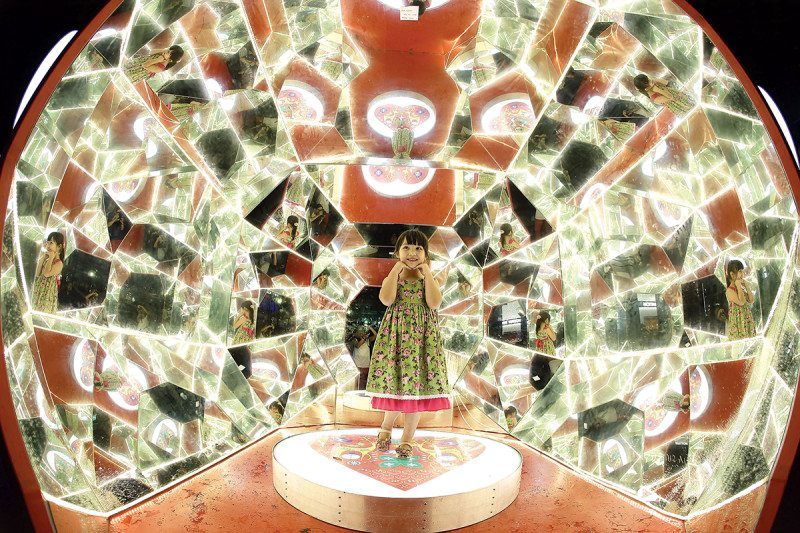 Click to enlarge child mirror room