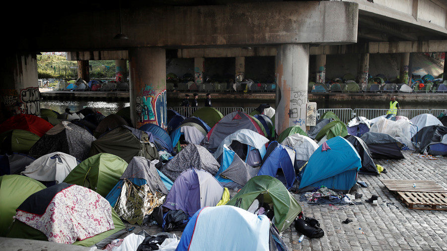 paris migrant tents