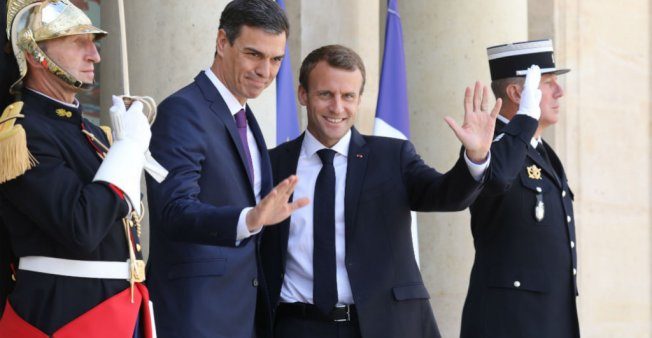 Click to enlarge Emmanuel Macron welcomed Spanish Prime Minister Pedro Sanchez