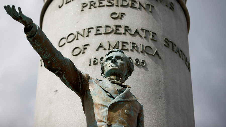 Click to enlarge A statue of Jefferson Davis