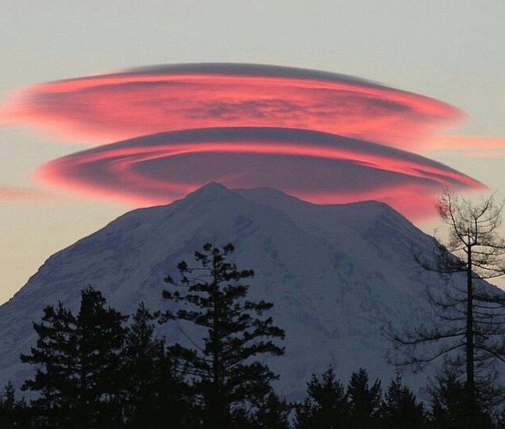 Click to enlarge Lenticular clouds at My Rainier
