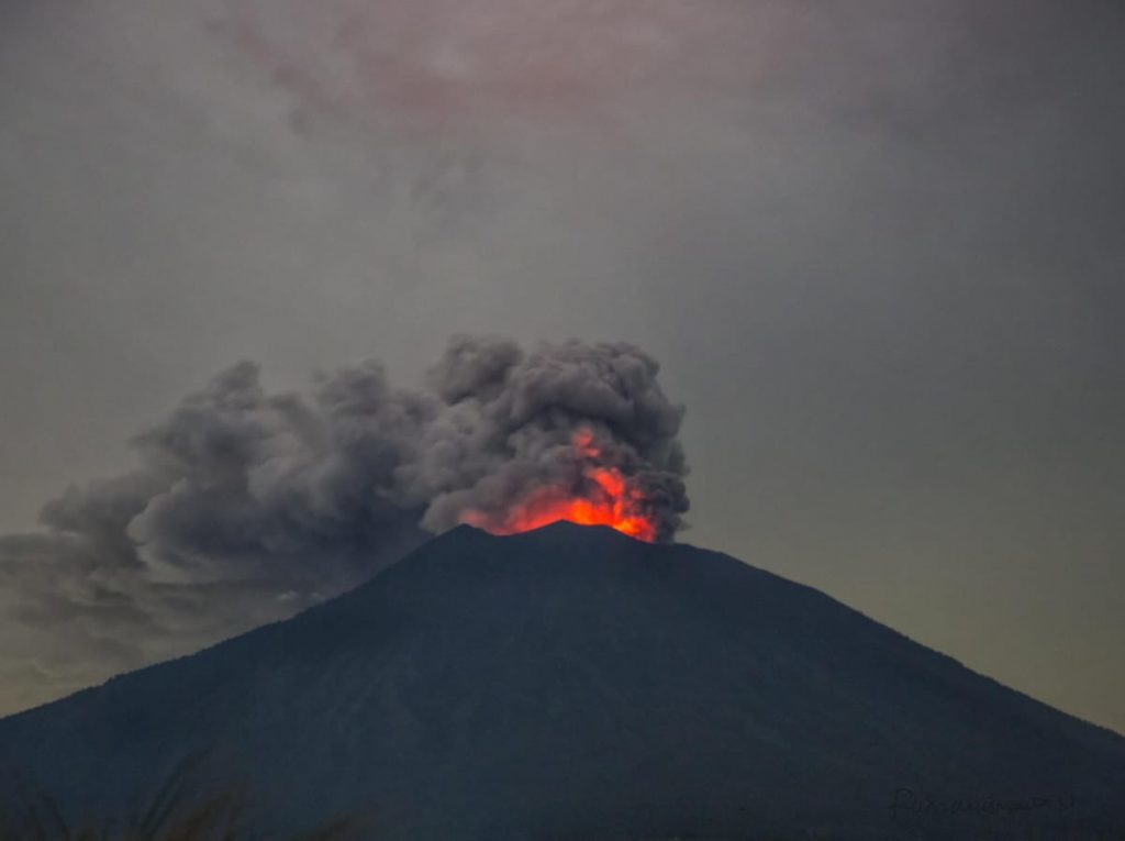 Click to enlarge Agung volcano eruption on June 28, 2018.