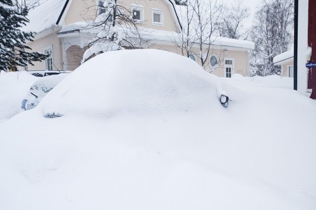 Click to enlarge A car buried under snow in Luleå.