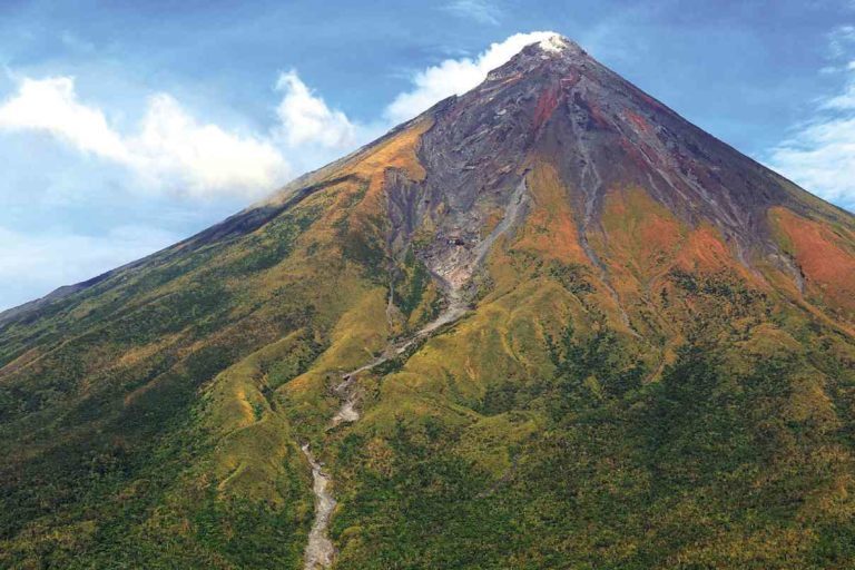 The mayon volcano is again spewing ashes following a phreatic explosion on Sunday.