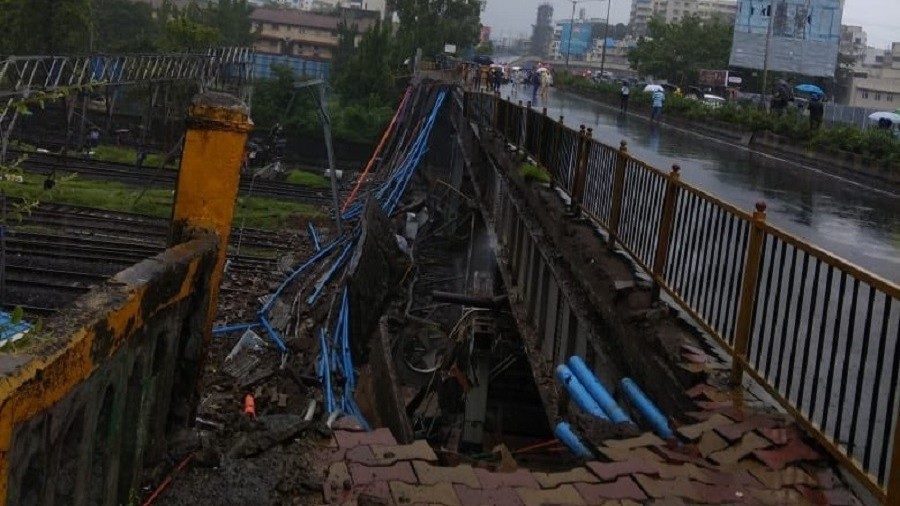 mumbai road collapse