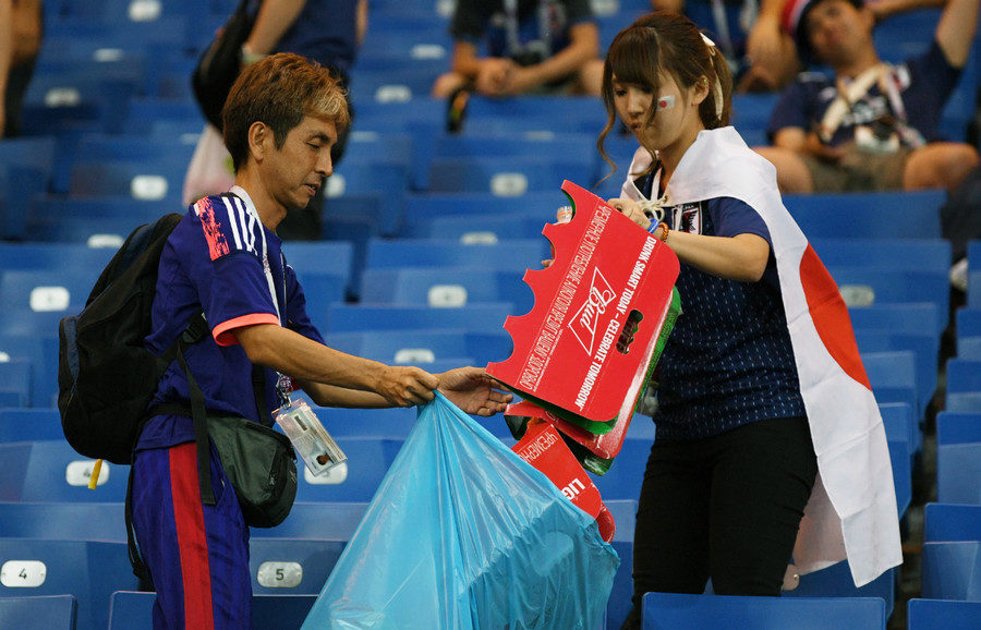Japanese fans clean stadium world cup