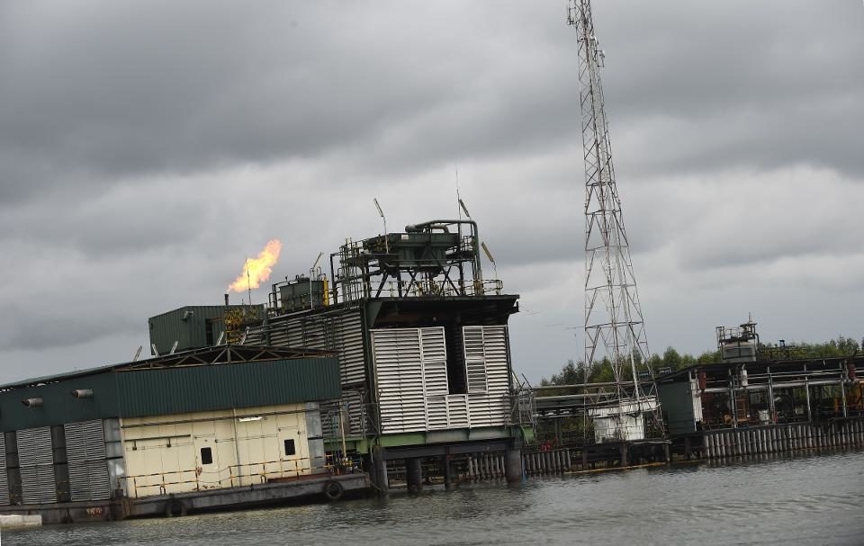 Click to enlarge oil platform fire Nigeria