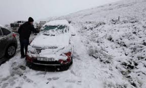 Click to enlarge A motorist removes the snow from his car on the Swaarmoed Pass, 10 km outside Ceres in Western Province Cape, South Africa, on July 3, 2018.