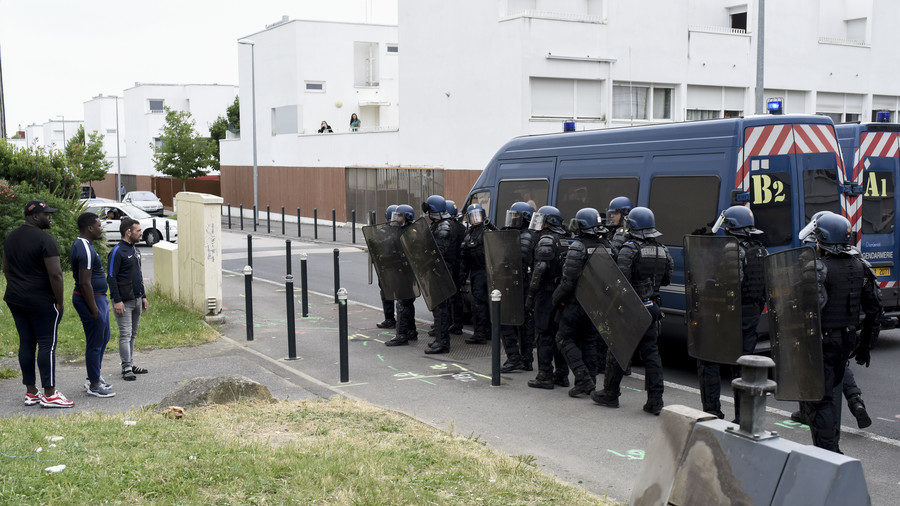 Click to enlarge French gendarmes